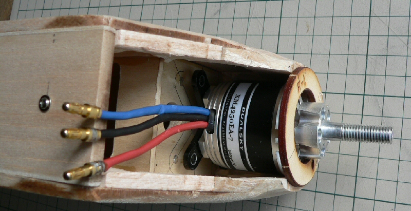 バッテリーハッチ部分とリンケージするためにコックピット部分も取り外しが上手くいきました。